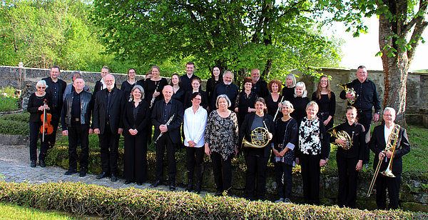 Orchester der Martinskirche Münsingen vor der Stephanuskirche Gruorn