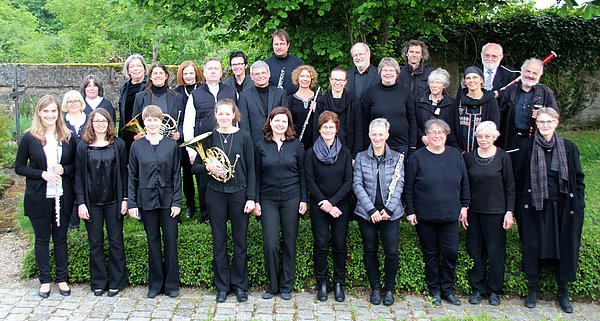 Orchester der Martinskirche Münsingen vor der Stephanuskirche Gruorn